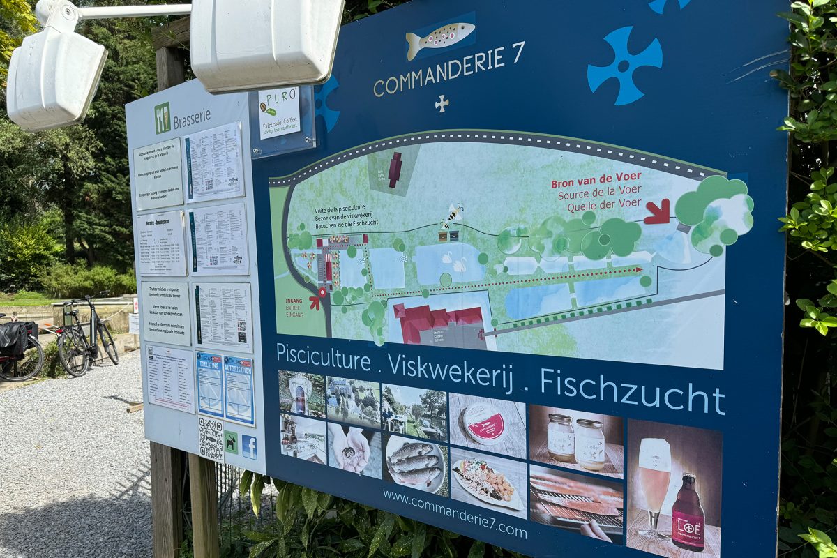 Das Schild am Eingang der Commanderie N°7 bietet einen Überblick über die Anlage