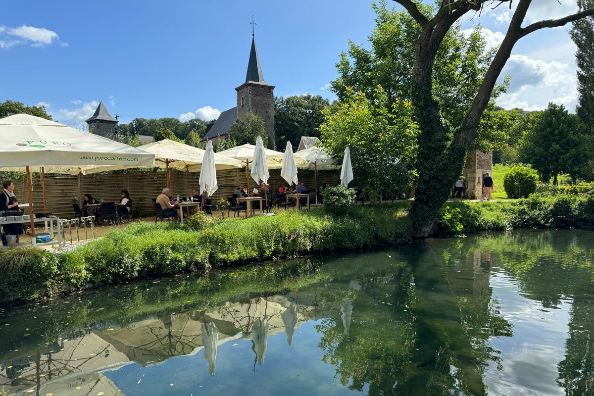 Die Terrasse der Commanderie N°7 liegt direkt am Teich