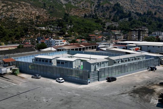 Italienisches Flüchtlingscamp in der albanischen Hafenstadt Shengjin