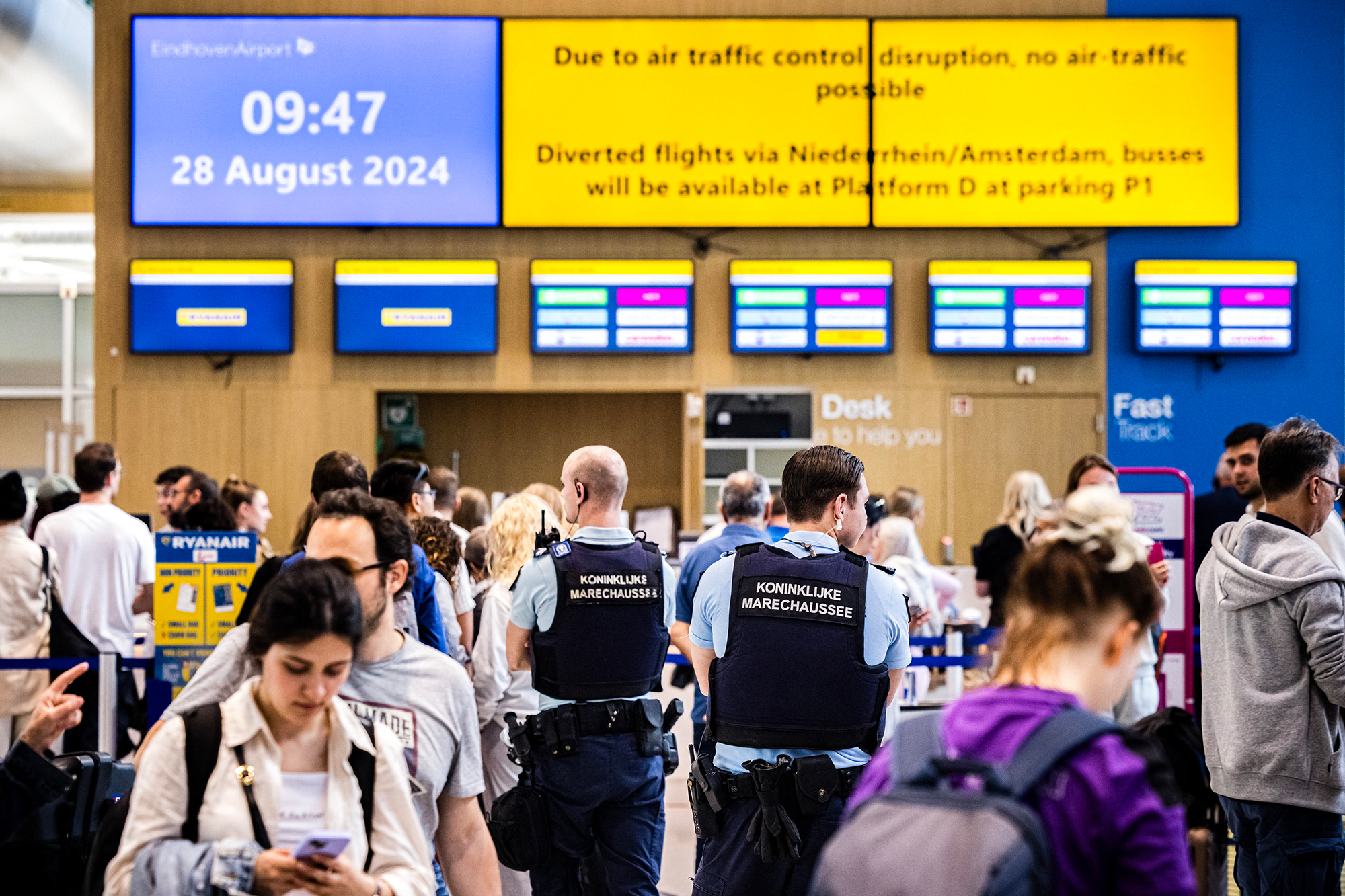 Fluggäste warten am Flughafen von Eindhoven auf eine Wiederaufnahme des Flugverkehrs