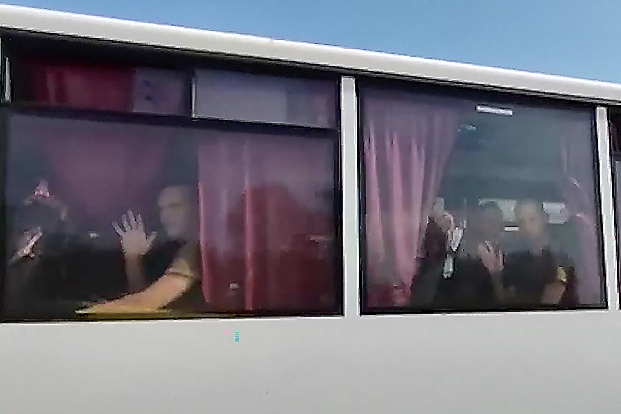 Mutmaßliche russische Freigelassene in einem Bus in Weißrussland