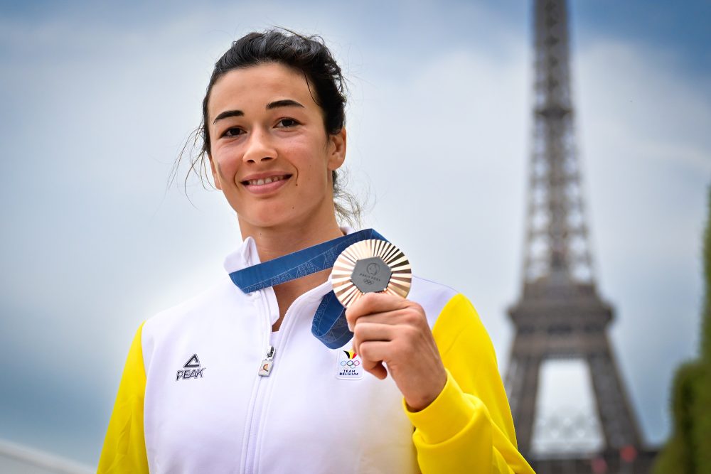 Gabriella Willems mit der Bronzemedaille vor dem Eiffelturm in Paris