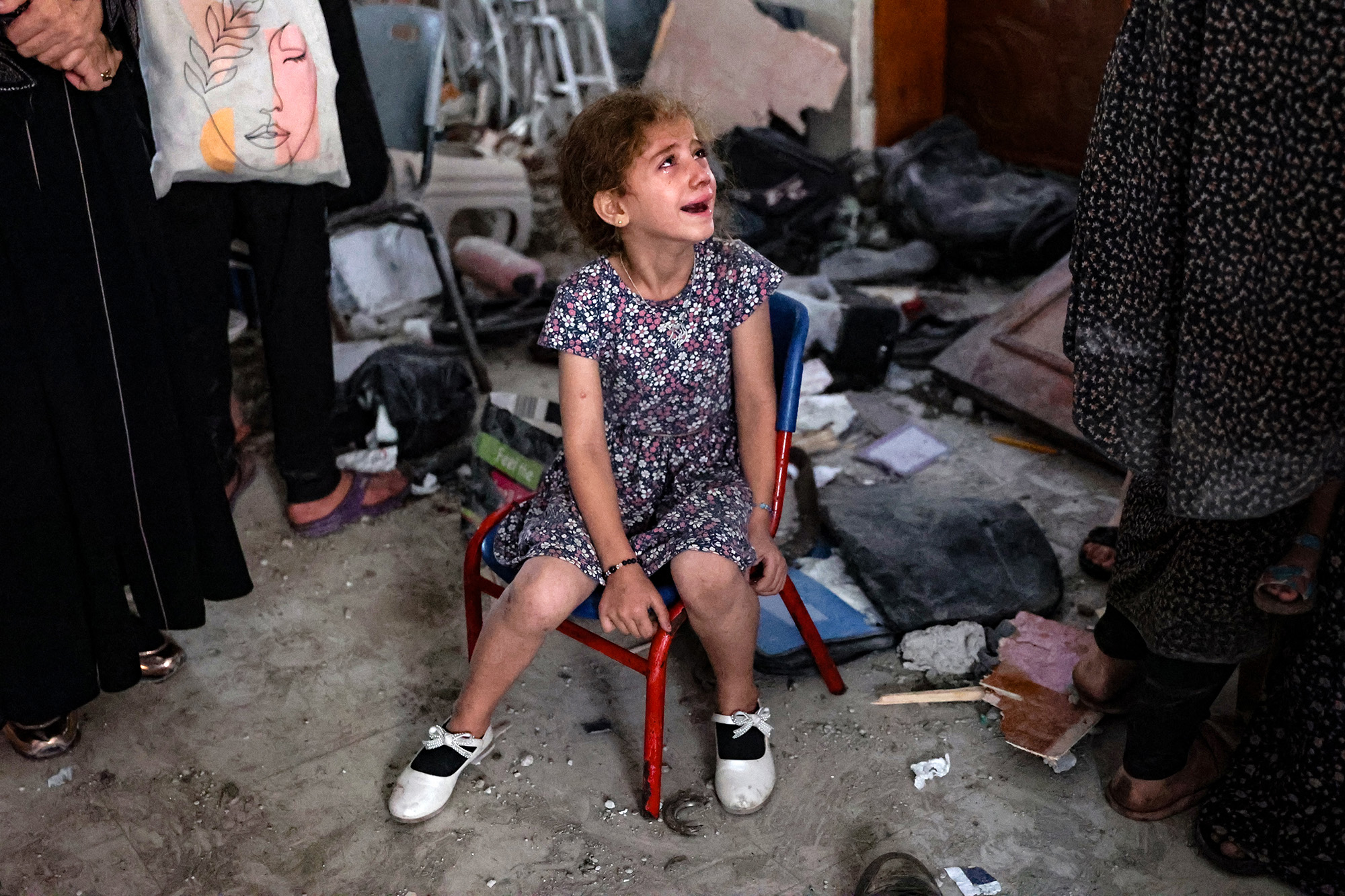 Weinendes Mädchen in der betroffenen Schule im Gazastreifen