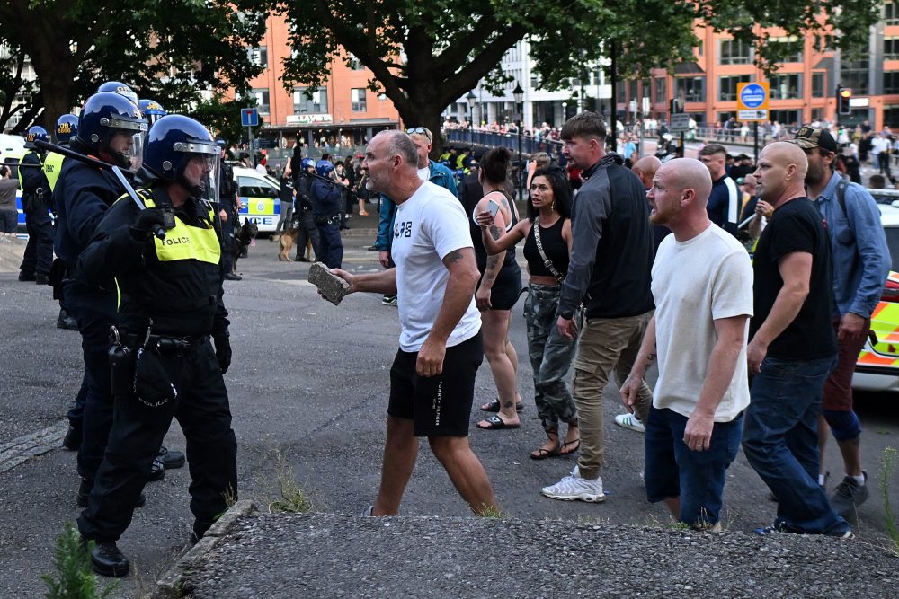 Seit Tagen kommt es in Großbritannien zu Ausschreitungen zwischen Demonstranten und der Polizei