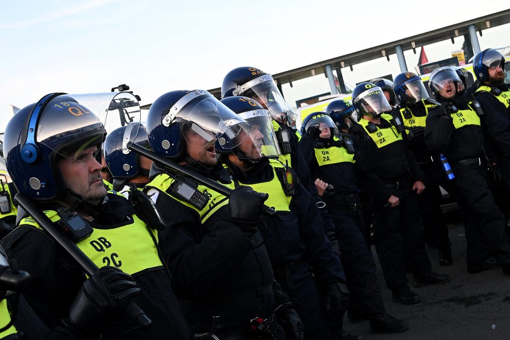 Polizeibeamte stehen Wache während einer Demonstration, zu der rechtsextreme Aktivisten am 4. August 2024 in Weymouth an der Südwestküste Englands aufgerufen haben