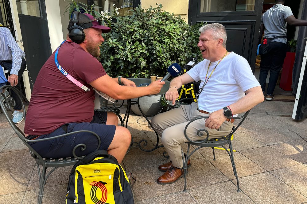 DG-Sportminister Gregor Freches im Gespräch mit BRF-Reporter Christophe Ramjoie in Paris