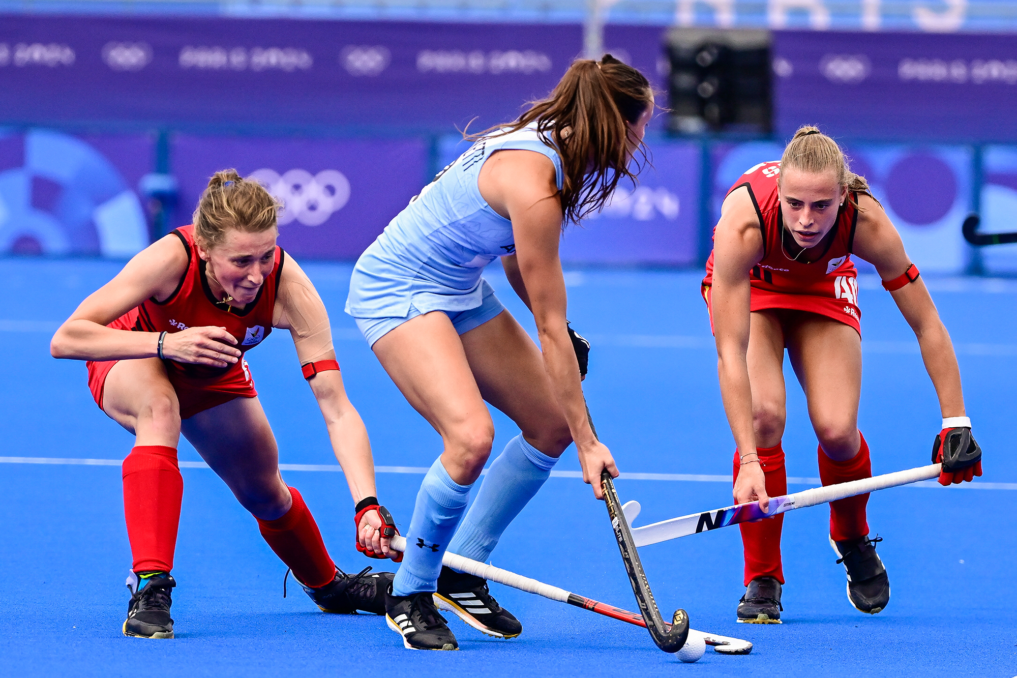 Stephanie Vanden Borre und Camille Belis kämpfen um den Ball