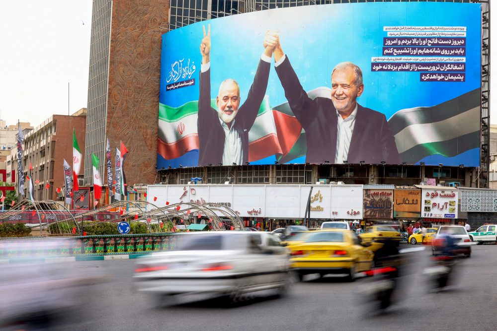 Plakatwand mit Irans Präsident Massud Peseschkian und dem getöteten Hamas-Anführer Ismail Hanija in Teheran