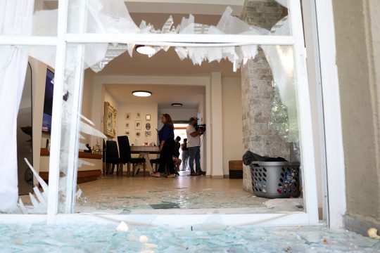 Ein von Raketen getroffenes Wohnhaus in in der israelischen Küstenstadt Acre