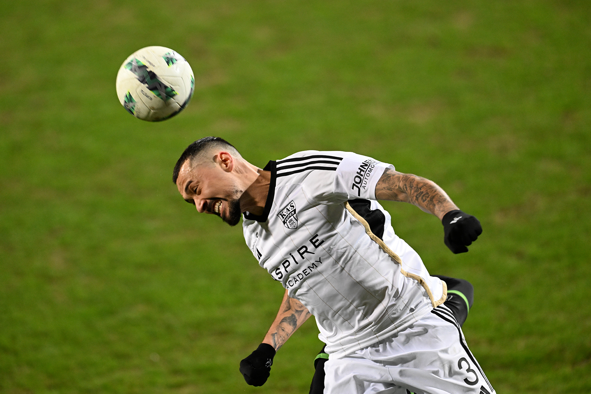 Jason Davidson kämpft im Spiel der AS Eupen gegen Cercle Brügge im Februar 2024 um den Ball