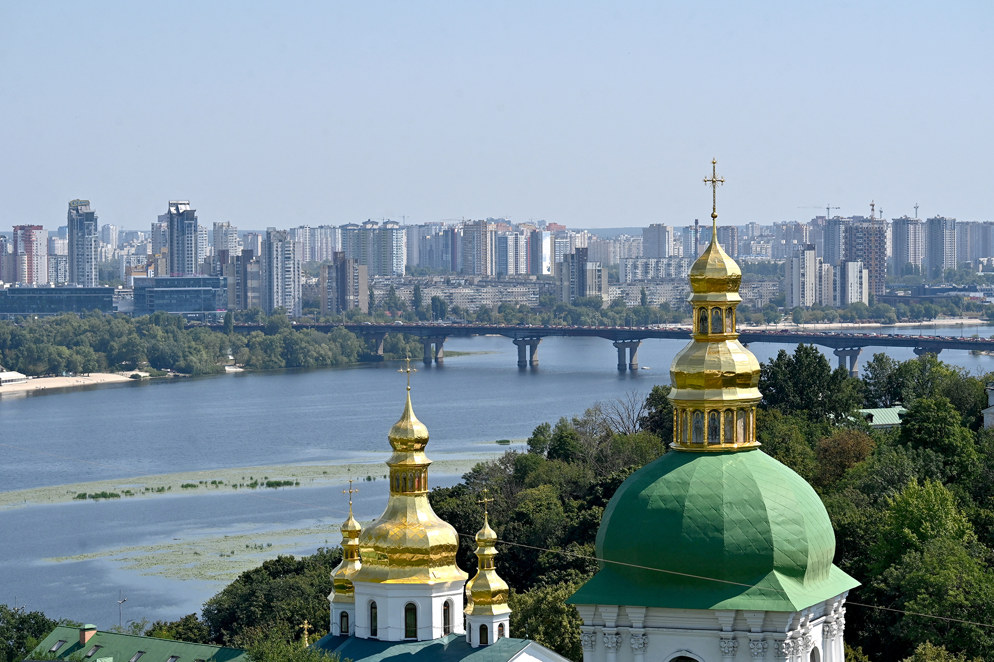 Ausblick von einer Erhöhung aus auf die ukrainische Hauptstadt Kiew