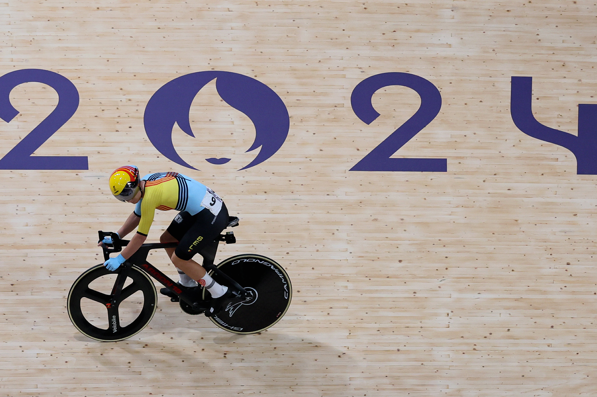 Radsportlerin Lotte Kopecky in Aktion während des Punkterennens, der vierten und letzten Disziplin des Omniums der Frauen beim Bahnradrennen der Olympischen Spiele Paris 2024