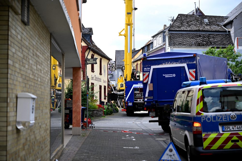 Rettungskräfte am Ort des Einsturzes in Kröv (Bild: NonStopNews/AFP)