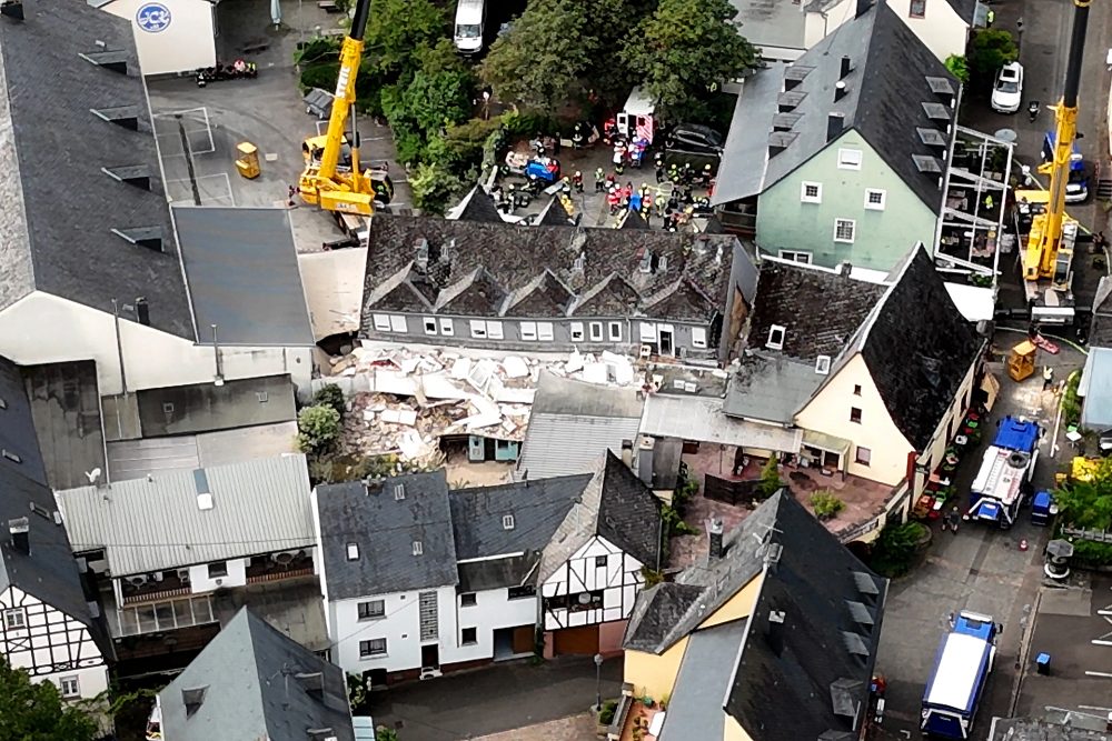 Luftaufnahme von dem teilweise eingestürzten Hotel in Kröv