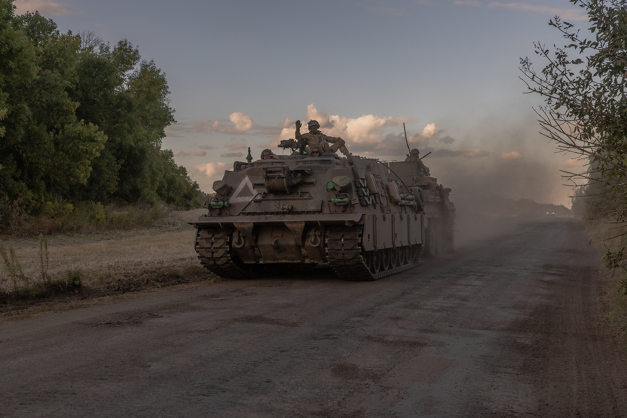 Ukrainische Soldaten fahren in einem Panzer in der Region Sumy, nahe der Grenze zu Russland