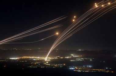 Das Abwehrsystem Iron Dome fängt Raketen ab