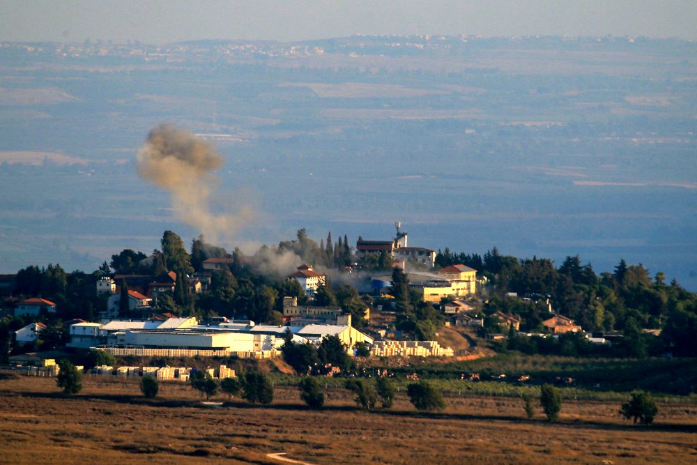 Rauch nach einem Raketeneinschlag in einem Ort an der Grenze zwischen Israel und dem Libanon