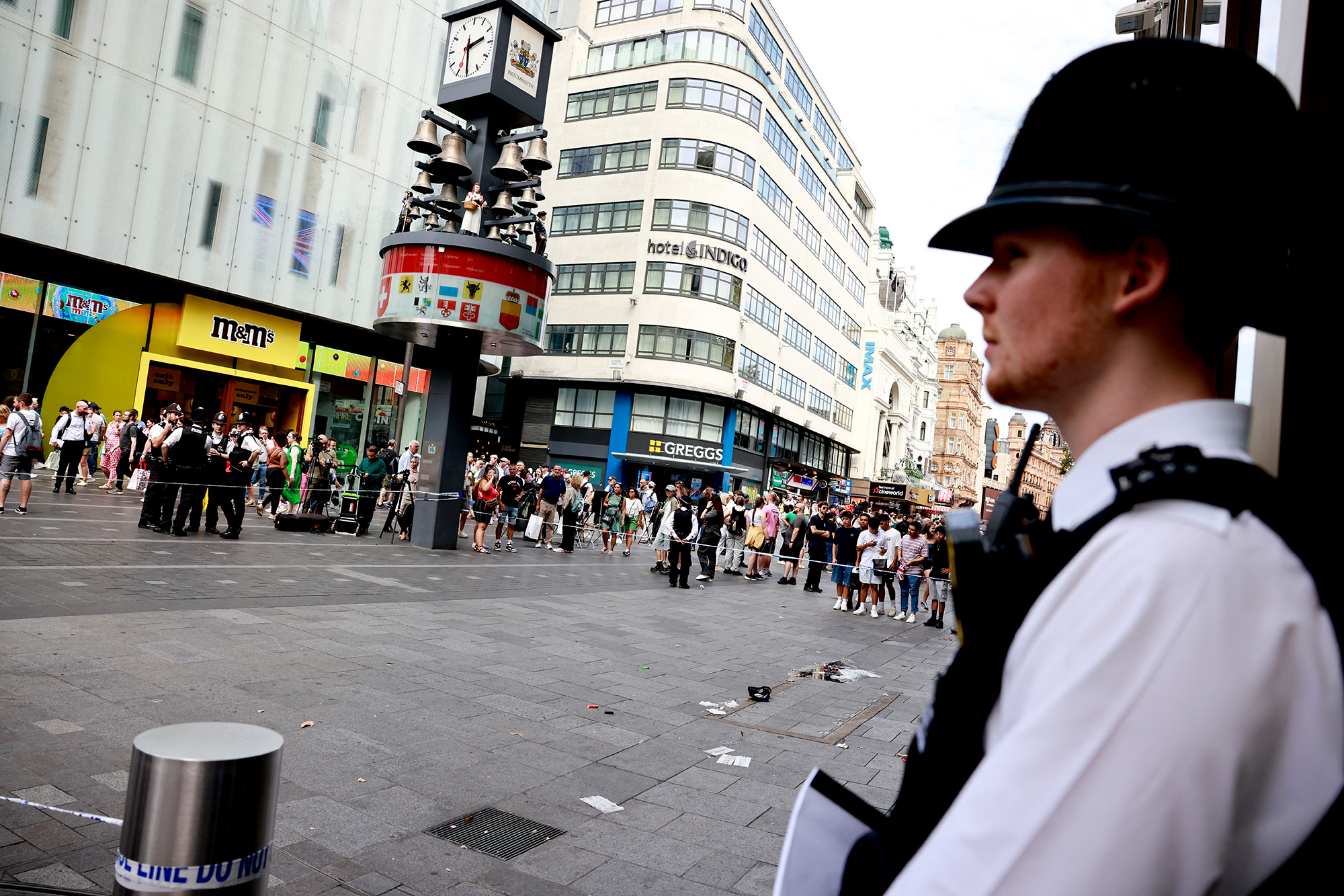 Ein Polizeibeamter steht in einem abgesperrten Bereich am Leicester Square in London