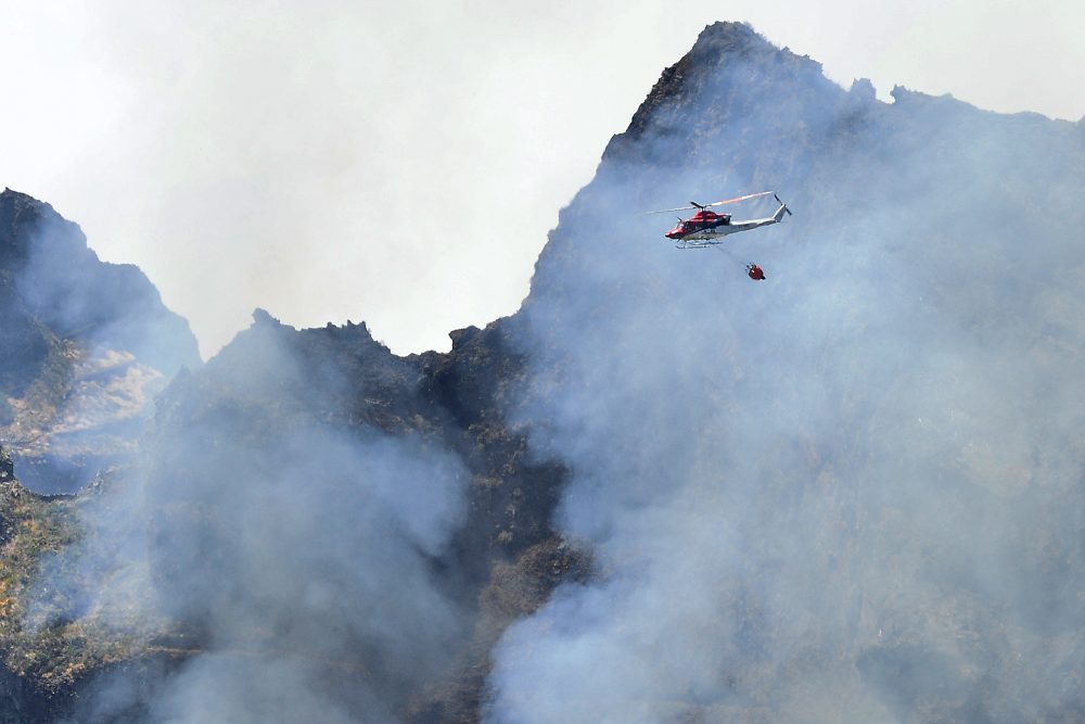 Ein Hubschrauber des regionalen Katastrophenschutzes bekämpft in Santana auf der portugiesischen Insel Madeira einen Waldbrand auf dem Berg Pico do Areeiro