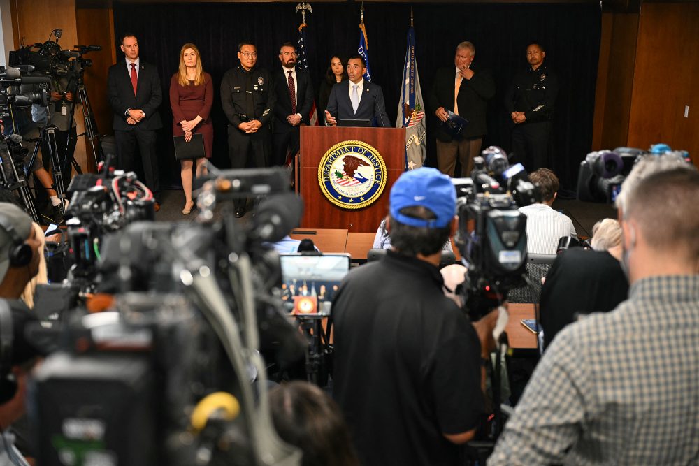 Der US-Staatsanwalt für den Central District of California, Martin Estrada, spricht während einer Pressekonferenz am 15. August 2024, auf der er die Verhaftungen im Zusammenhang mit dem Tod des „Friends“-Darstellers Matthew Perry in Los Angeles bekannt gibt