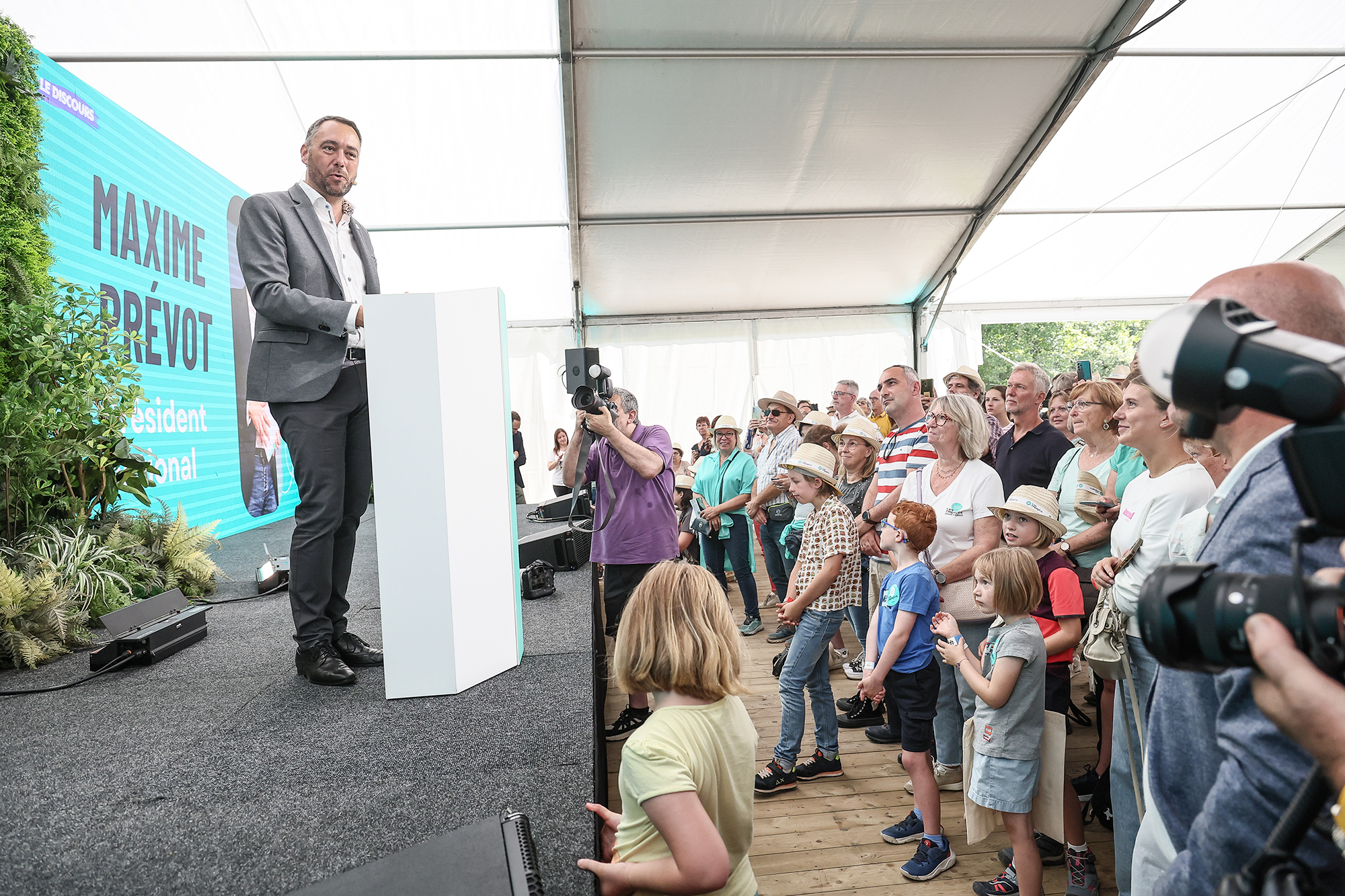 Maxime Prévot bei einem Familientag von Les Engagés in Durbuy