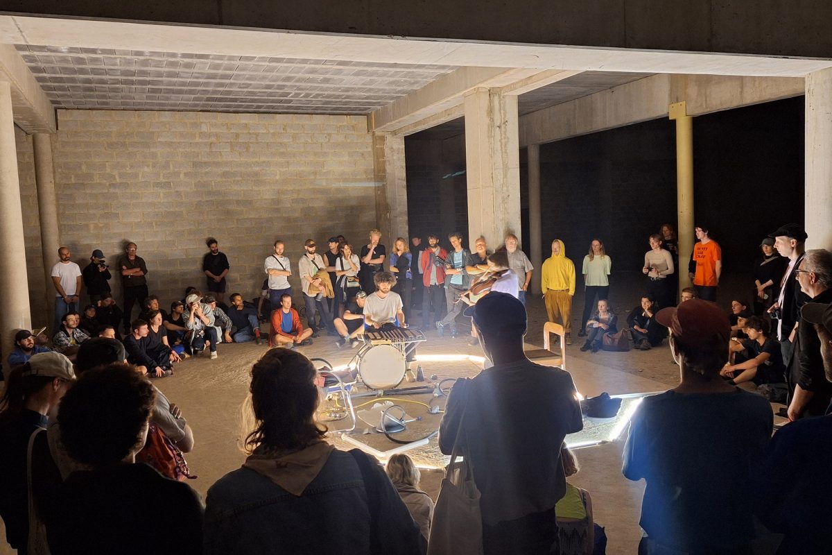 Das Duo Maxime Denuc und Kris Verdonck spielt im Rahmen des Meakusma-Festivals in einem verlassenen dunklen Trakt des stillgelegten Einkaufszentrums Eupen Plaza