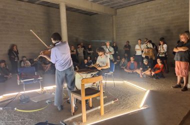 Das Duo Maxime Denuc und Kris Verdonck spielt im Rahmen des Meakusma-Festivals in einem verlassenen dunklen Trakt des stillgelegten Einkaufszentrums Eupen Plaza