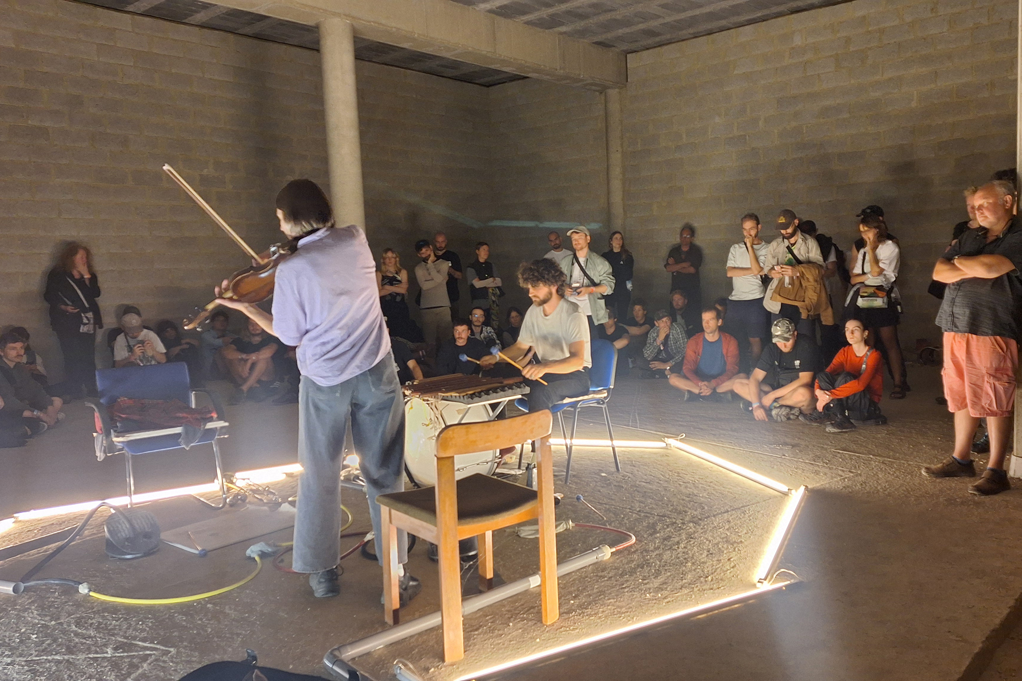 Das Duo Maxime Denuc und Kris Verdonck spielt im Rahmen des Meakusma-Festivals in einem verlassenen dunklen Trakt des stillgelegten Einkaufszentrums Eupen Plaza