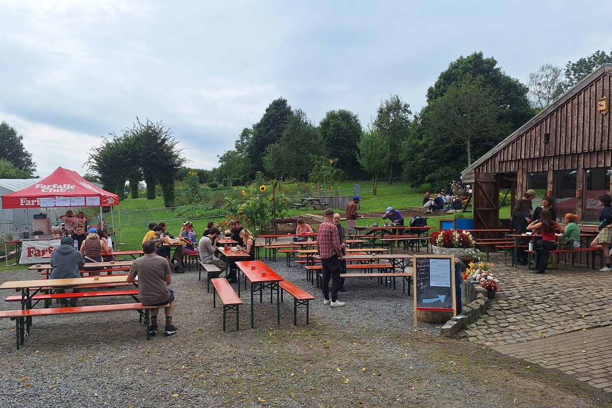 Das Außengelände vorm Alten Schlachthof während des Meakusma-Festivals in Eupen