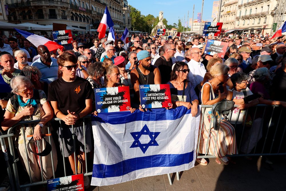 Demonstranten auf der Place de la Comédie in Montpellier