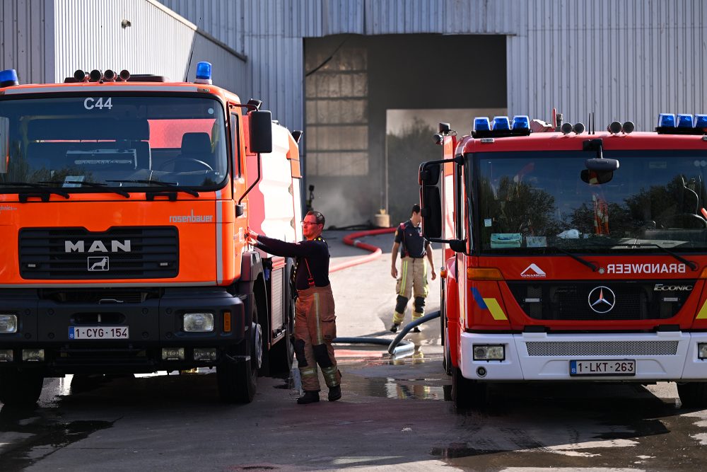 Einsatzkräfte der Feuerwehr bei der Müll-Entsorgungsanlage in Mont-Saint-Guibert