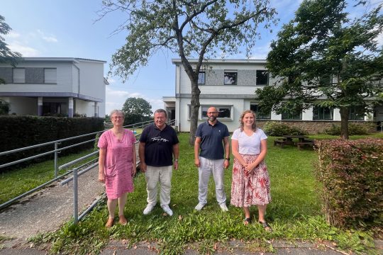 Josiane Schröder (Direktorin des Mosaik-Zentrums), Elmar Krings (Sekretär des ÖSHZ Eupen und Personalchef des Mosaik-Zentrums), Nicolas Giets (Dienstleiter im ambulanten Team) und ÖSHZ-Präsidentin Martine Engels (Bild: Julia Slot/BRF)