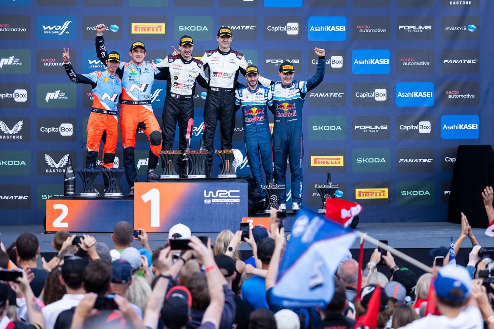 Treppchen in Finnland: Thierry Neuville/Martijn Wydaeghe (Platz zwei), Sébastien Ogier/Vincent Landais (Sieger) und Adrian Fourmaux/Alexandre Coria (Platz drei)