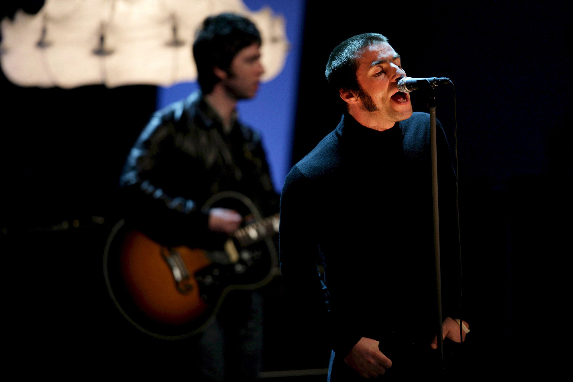 Liam Gallagher (re.) und Noel Gallagher von Oasis bei einem Auftritt im Jahr 2009