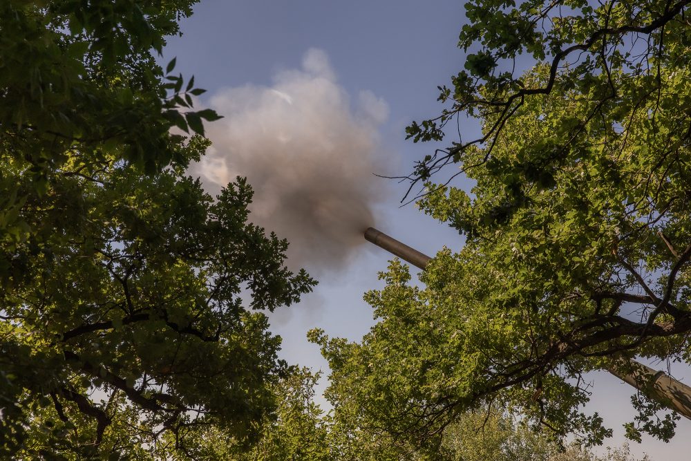 Dieses Foto vom 8. August 2024 zeigt die selbstfahrende Artillerie 2S7 Pion, die von ukrainischen Soldaten der 43. Artilleriebrigade bedient wird, die in einem nicht näher bezeichneten Gebiet im Bezirk Pokrowsk in der östlichen Region Donezk inmitten der russischen Invasion in der Ukraine auf russische Stellungen feuern