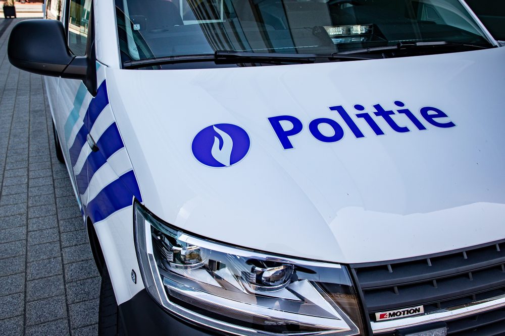 Auf einem Polizeifahrzeug steht die Aufschrift "Politie"