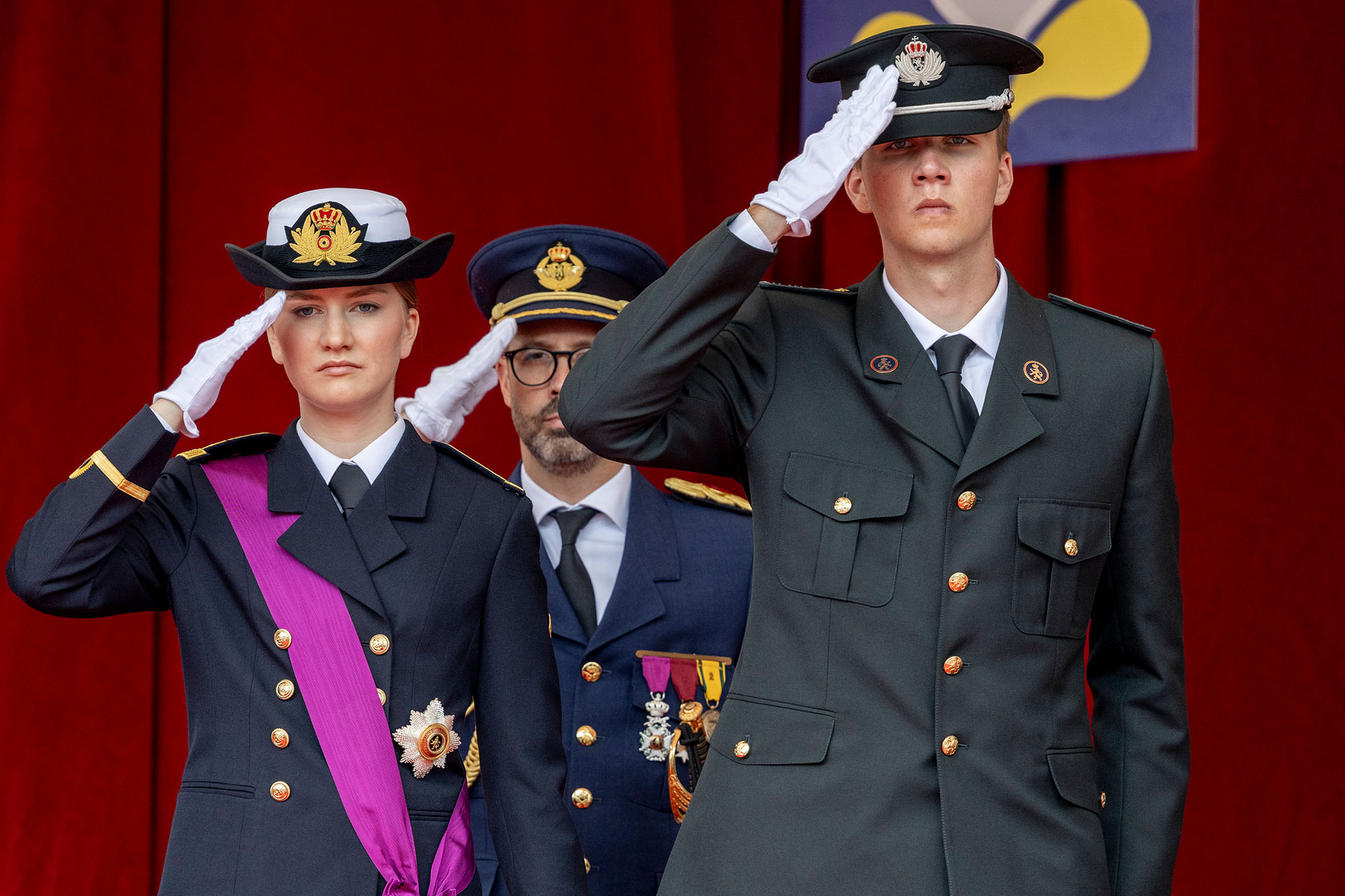 Prinz Gabriel gemeinsam mit seiner Schwester Kronprinzessin Elisabeth bei der Militärparade am 21. Juli