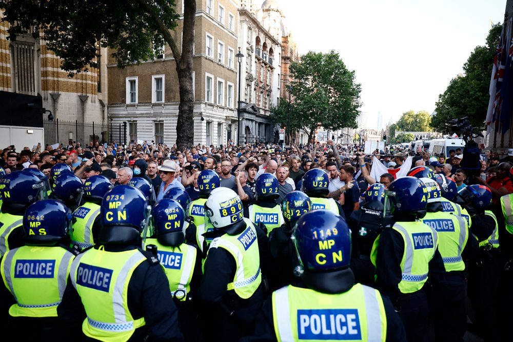 Demonstranten und Polizei geraten in der Nähe der Downing Street in London aneinander