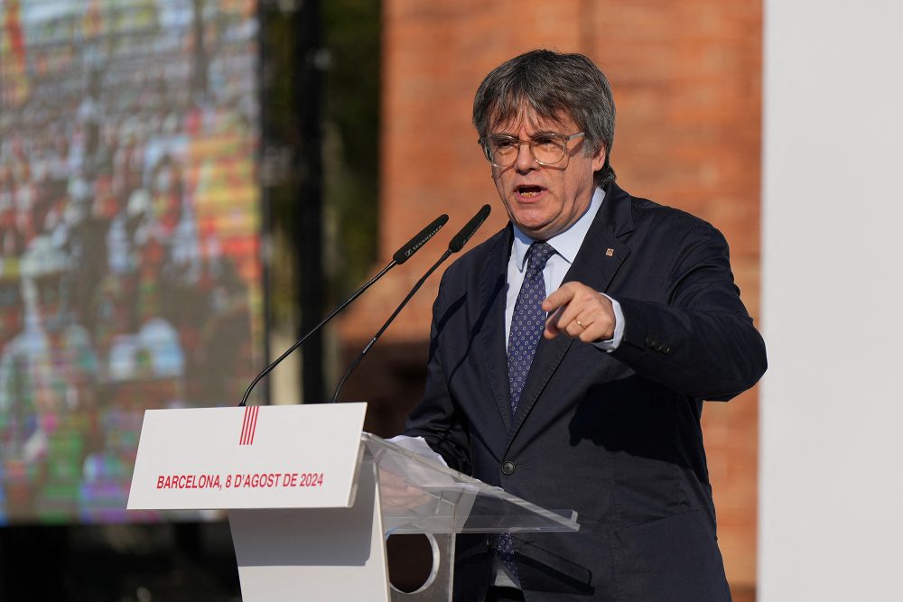 Carles Puigdemont spricht vor Anhängern in Barcelona