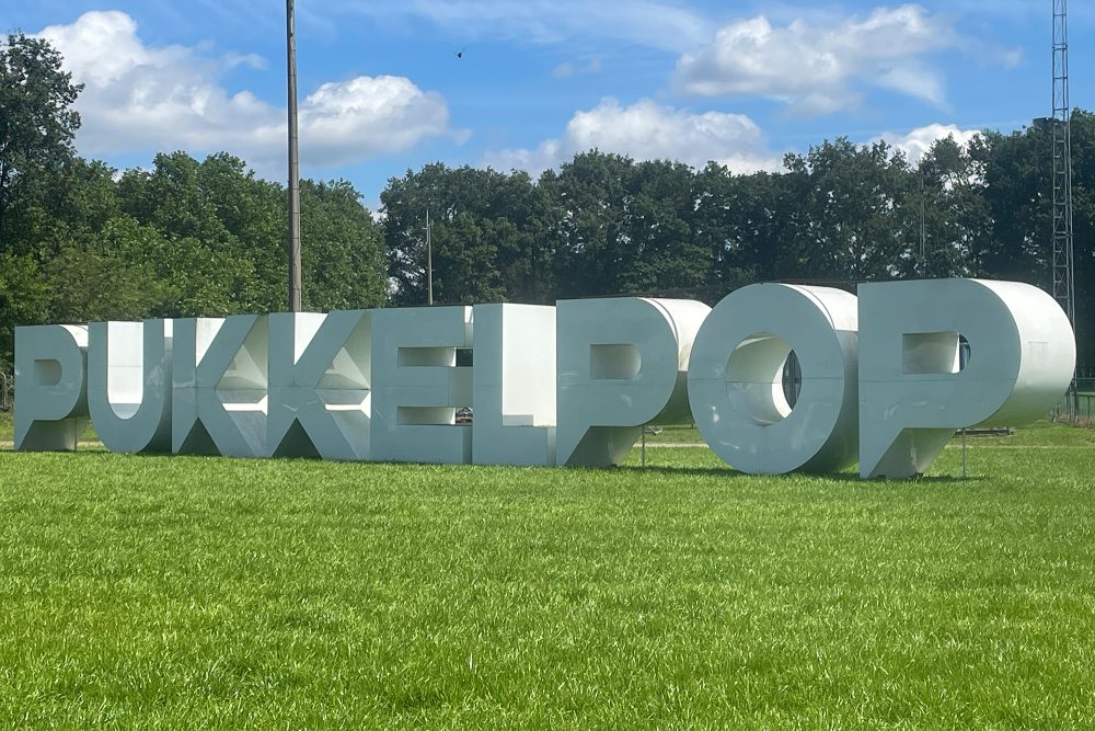 Pukkelpop-Logo in großen Lettern auf der Festivalwiese