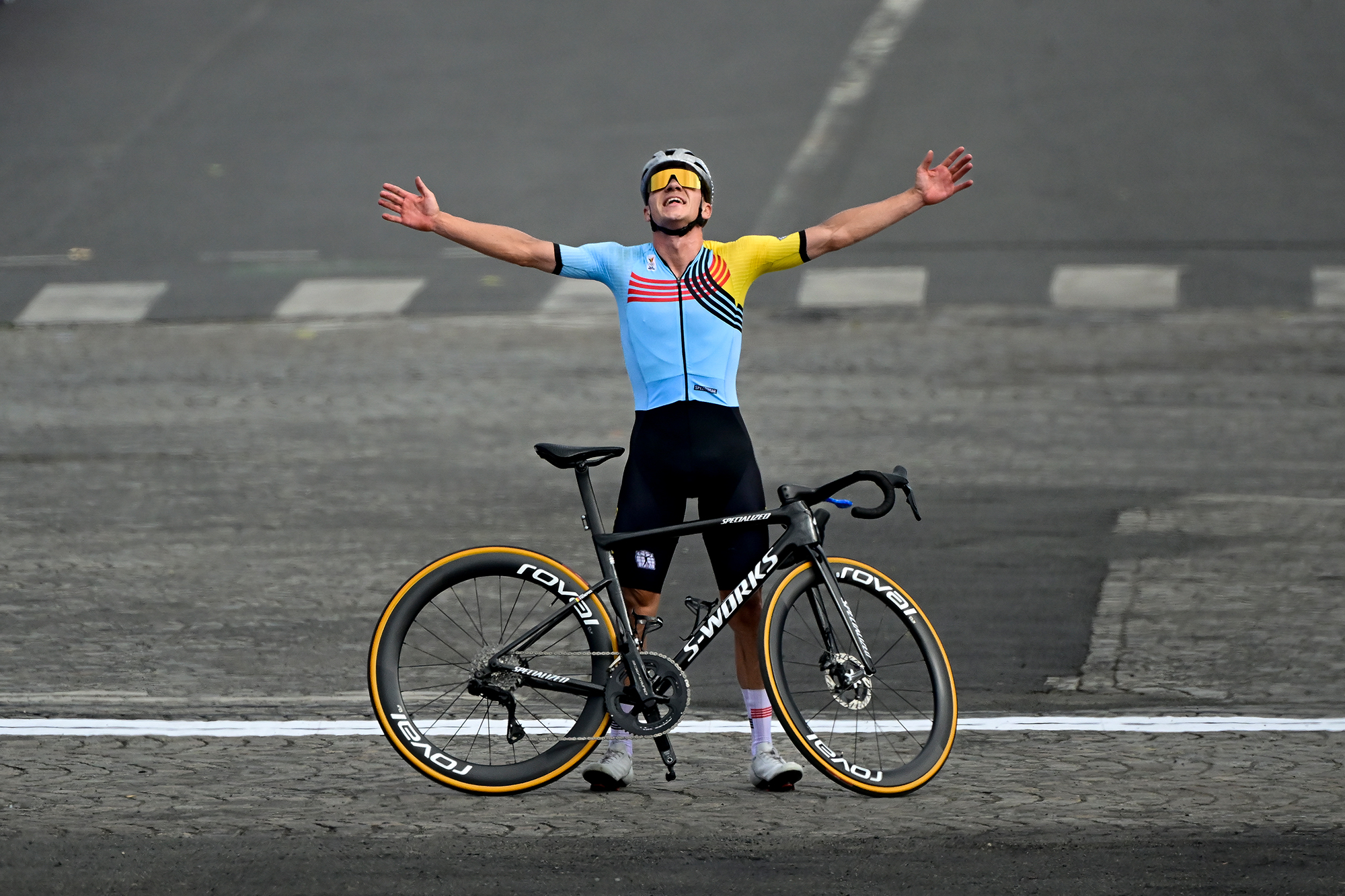 Radrennfahrer Remco Evenepoel feiert seinen Sieg im Straßenrennen der Männer bei den Olympischen Spielen 2024 in Paris am 3. August 2024 beim Überqueren der Ziellinie