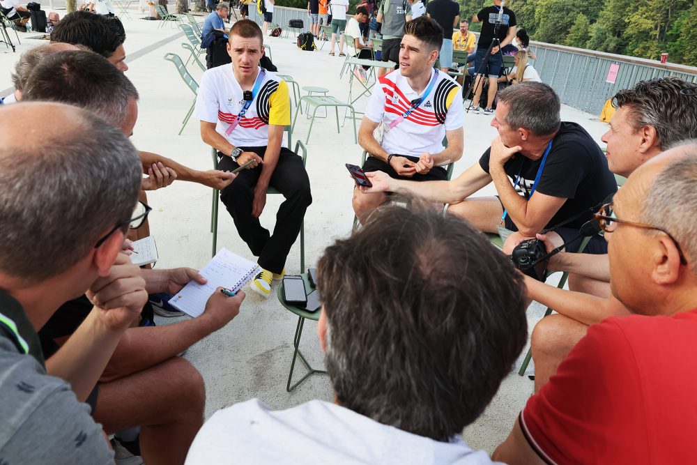 Remco Evenepoel und Wout van Aert bei einer Pressekonferenz