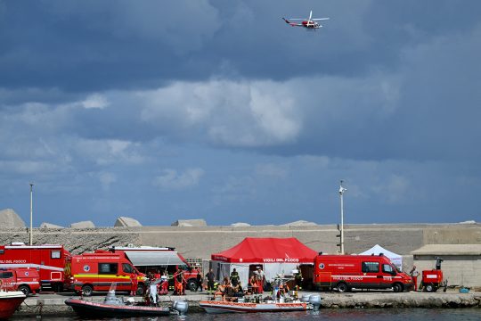 Rettungskräfte vor der sizilianischen Küste