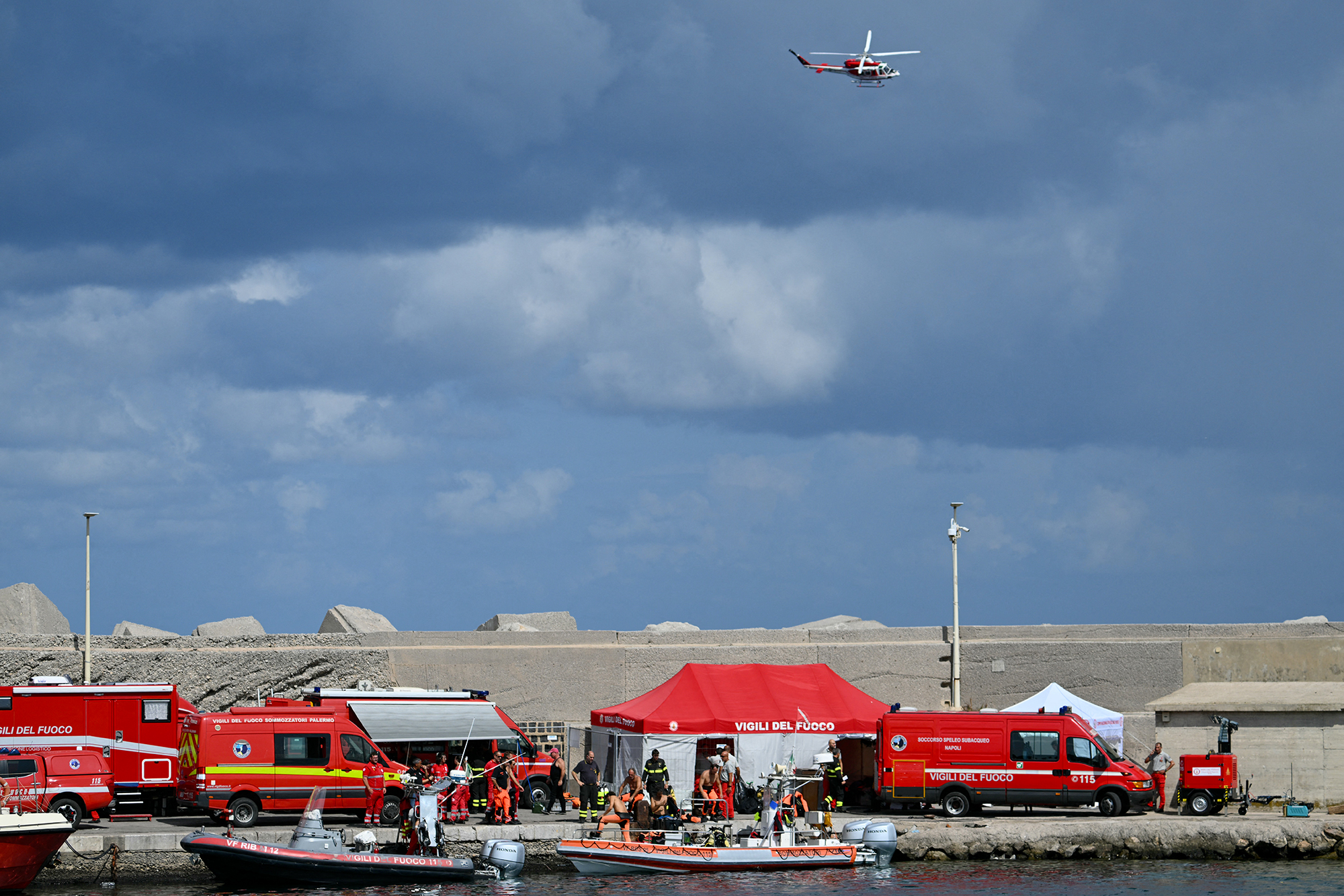 Rettungskräfte vor der sizilianischen Küste