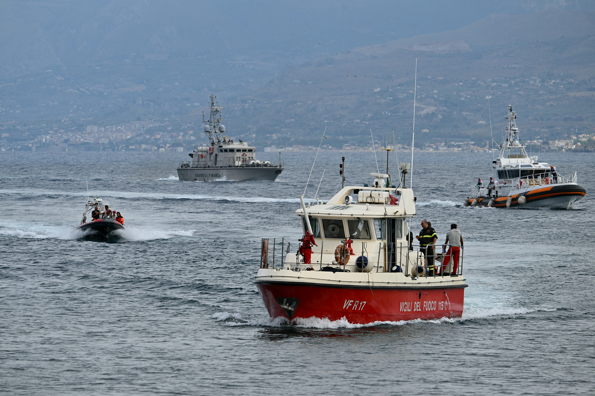 Rettungsboote vor der Einfahrt in den Hafen von Porticello bei Palermo