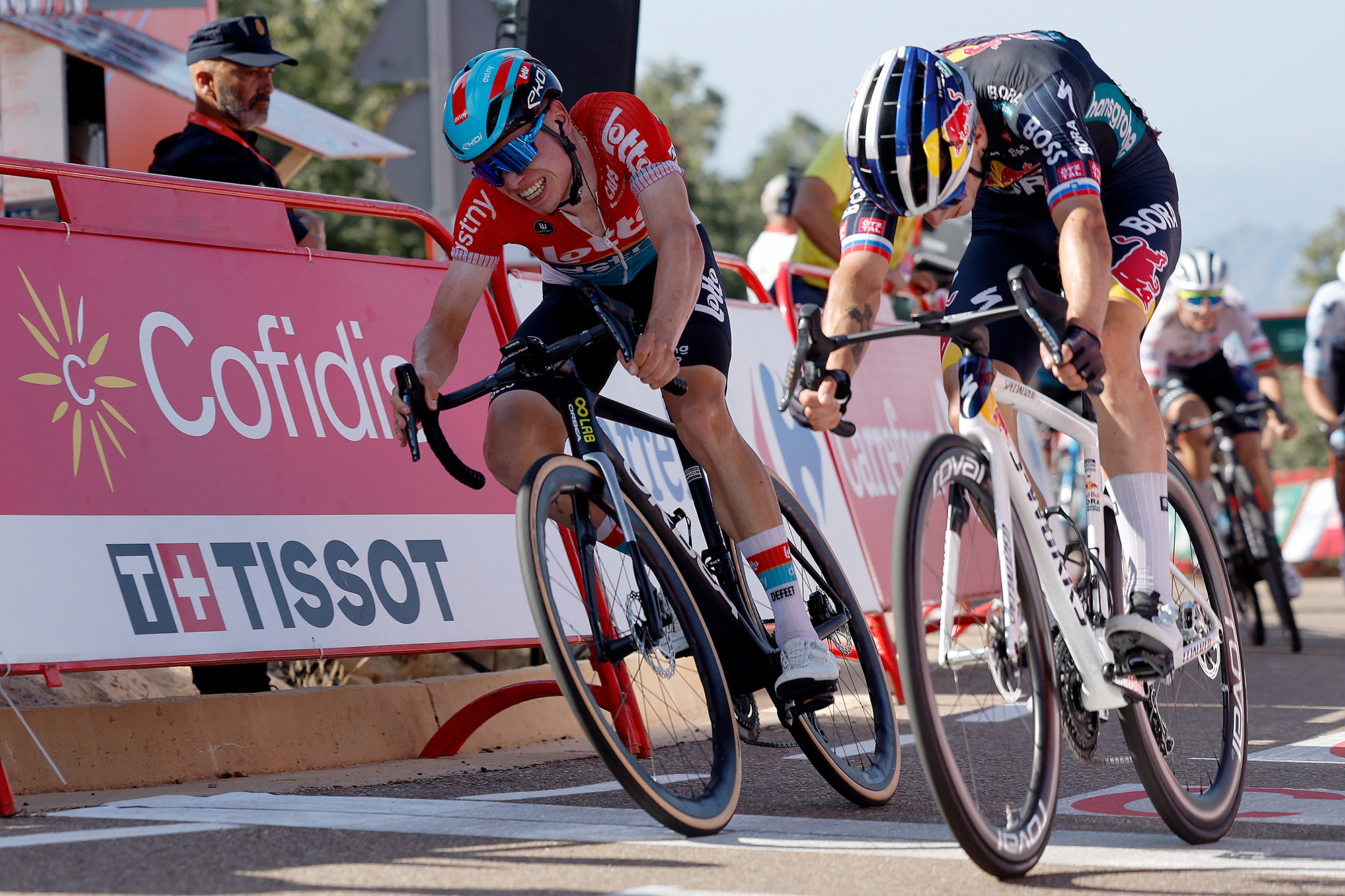 Primoz Roglic (r) gewinnt den Sprint gegen Lennert Van Eetvelt