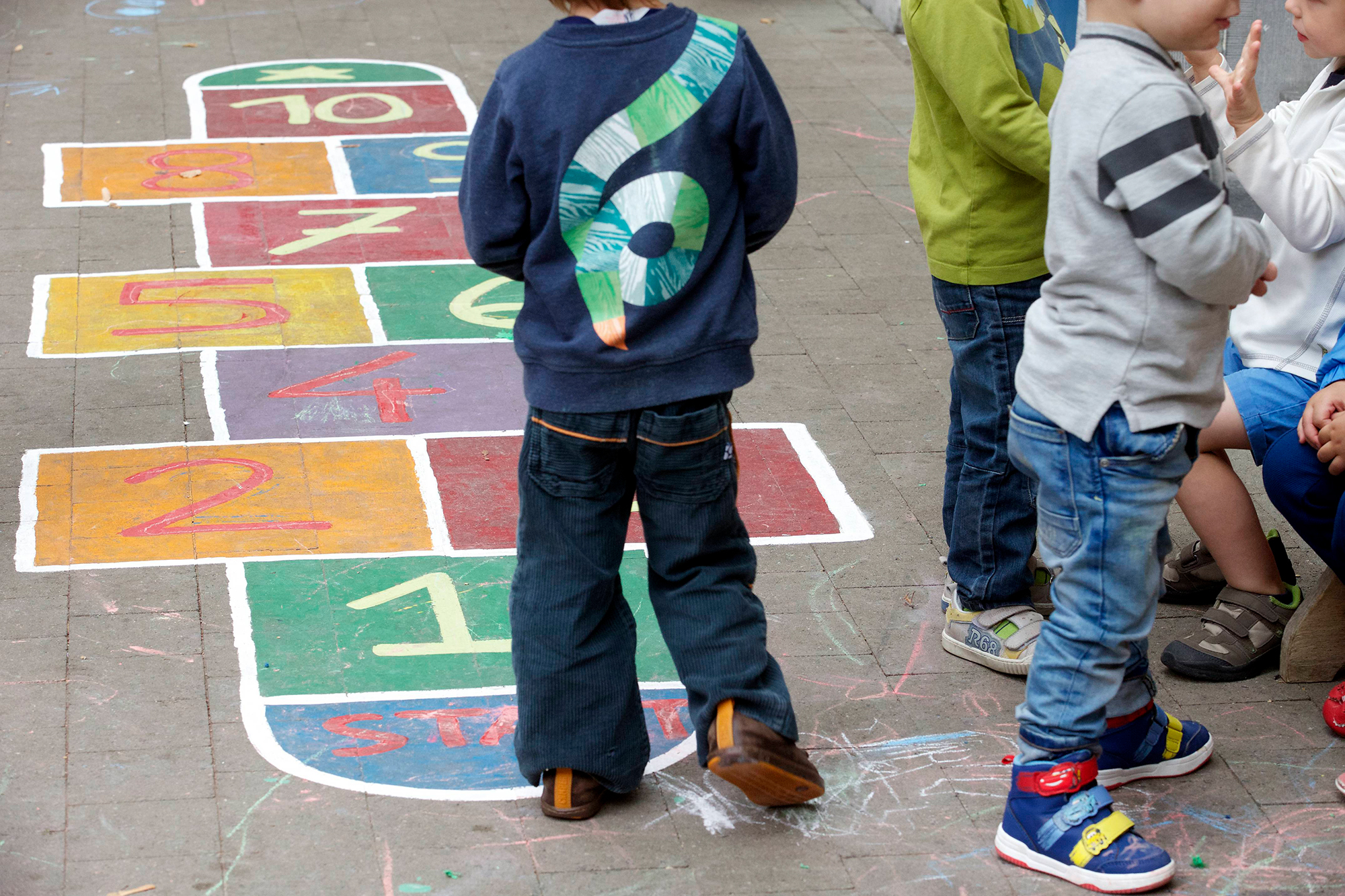 Kinder spielen auf dem Schulhof