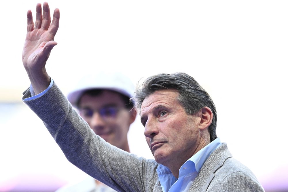 Der Präsident des Welt-Leichtathletik-Verbandes, Sebastian Coe, bei der Siegerehrung der Abendveranstaltung der Leichtathletik-Wettbewerbe bei den Olympischen Spielen Paris 2024 im Stade de France in Saint-Denis