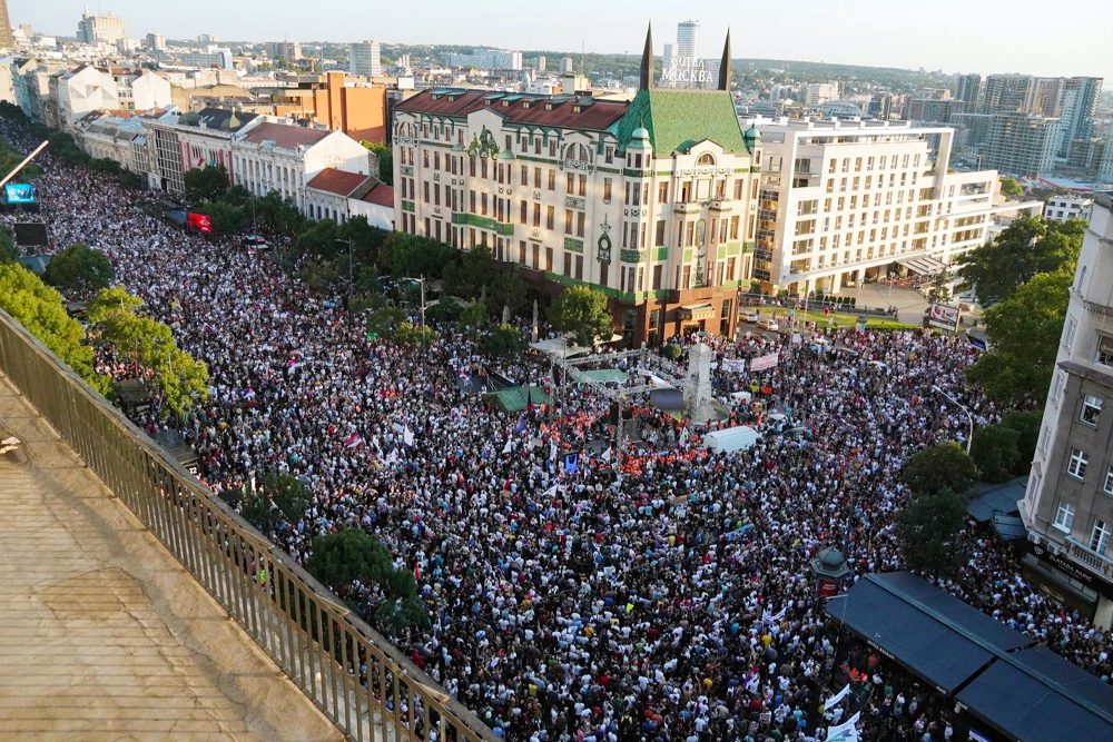 Zehntausende versammeln sich am 10. August 2024 in Belgrad, um gegen die Kampagne der Regierung zu protestieren, die den Plan des anglo-australischen Unternehmens Rio Tinto, eine Lithiummine in dem Land zu eröffnen, wieder aufleben lässt und unterstützt