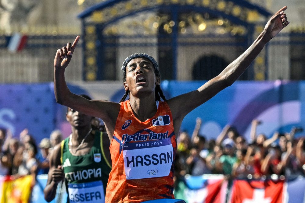 Die niederländische Goldmedaillengewinnerin Sifan Hassan läuft als Erste über die Ziellinie, im Marathonlauf der Frauen bei den Olympischen Spielen in Paris